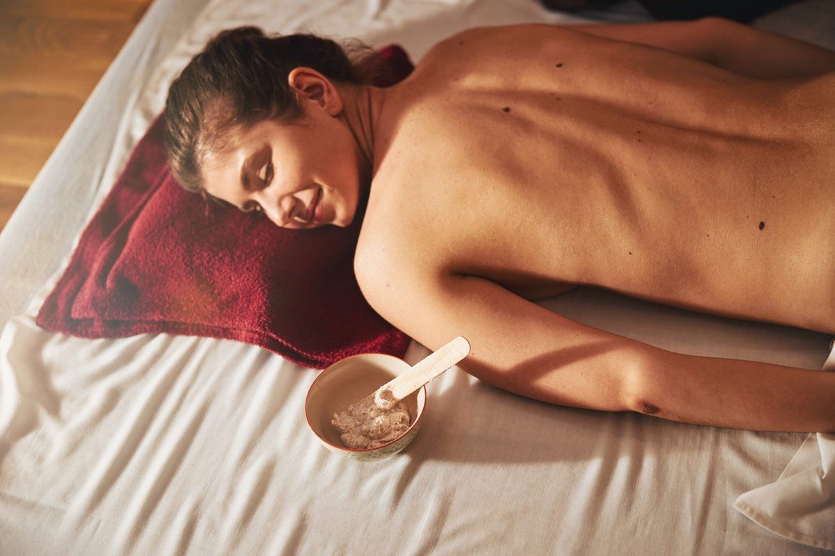 С травяными мешочками